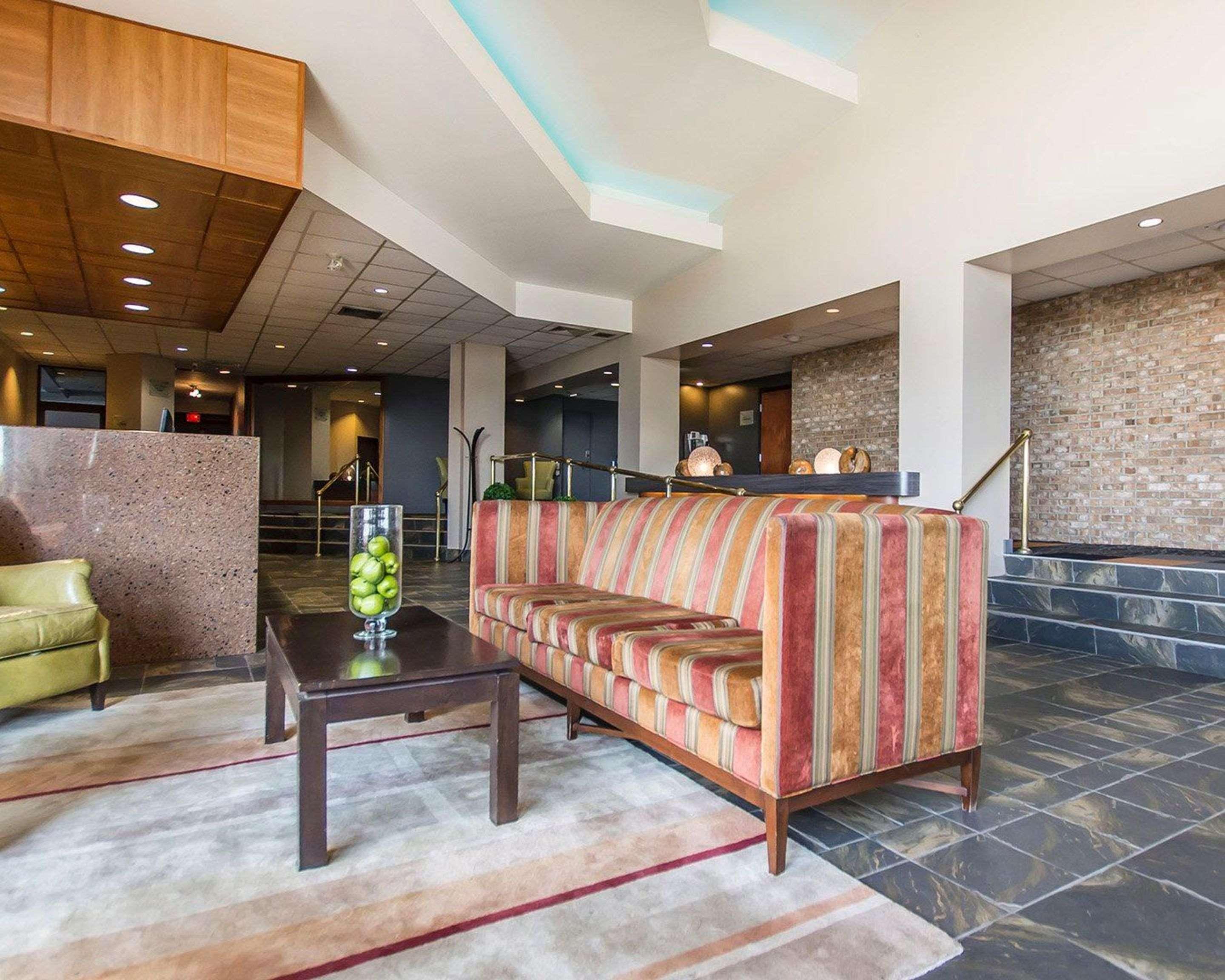 Quality Inn Rouyn-Noranda Exterior photo