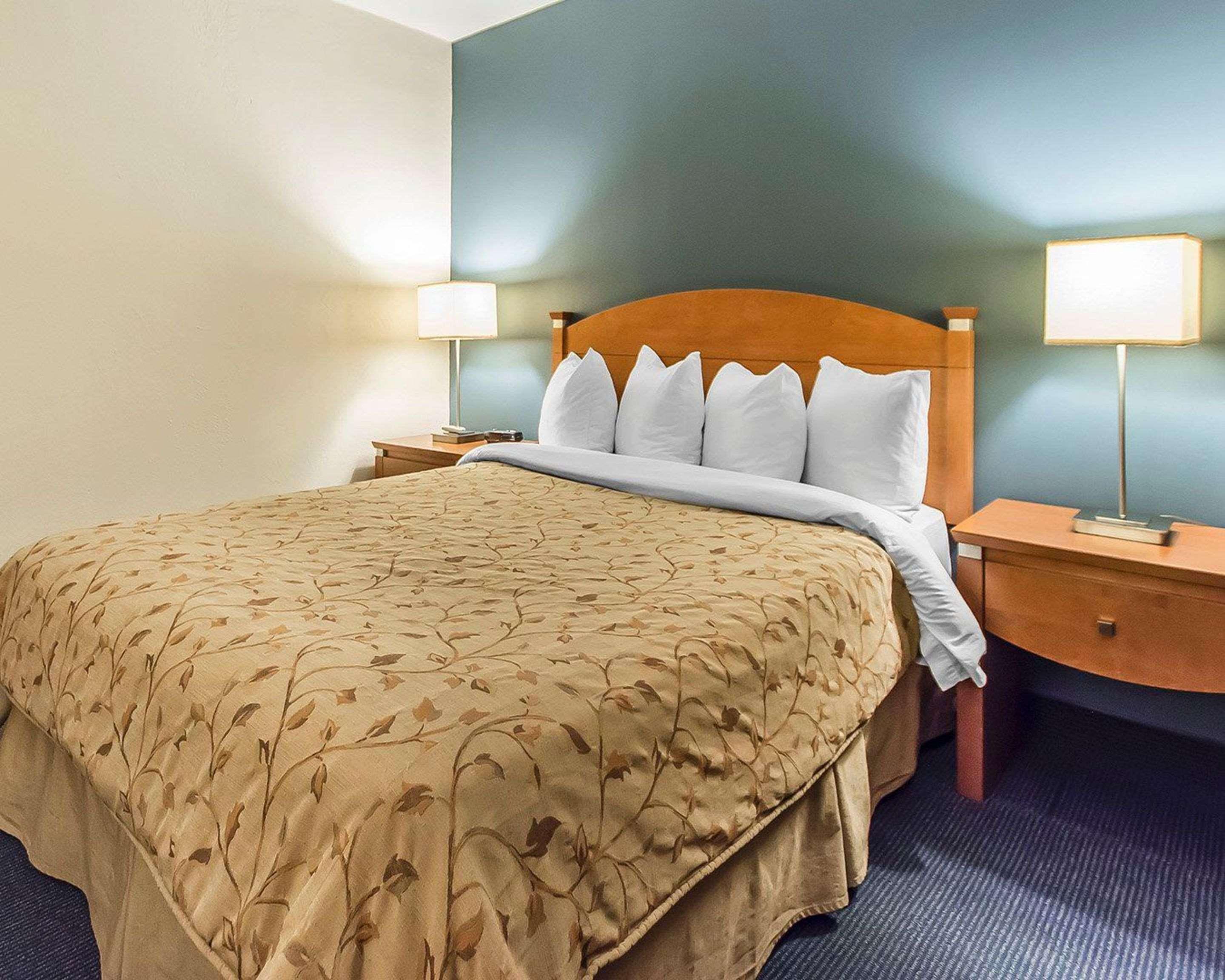 Quality Inn Rouyn-Noranda Exterior photo